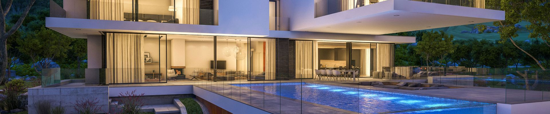 Ein modernes zweistöckiges Haus mit großen Glasfenstern, einem beleuchteten Außenpool und üppigem Grün.
